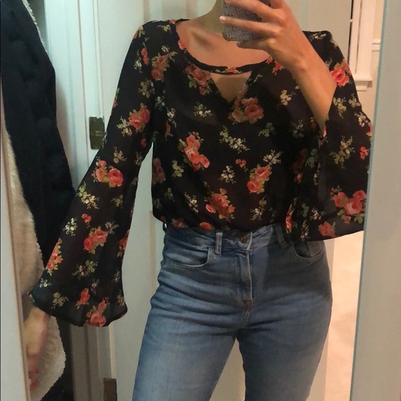 Floral top with open back - Picture 4 of 5